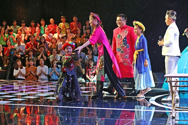 Xuất hiện amp;#34;dì ghẻ nhíamp;#34; 5 tuổi khiến 8 huấn luyện viên cười lăn lộn - 10