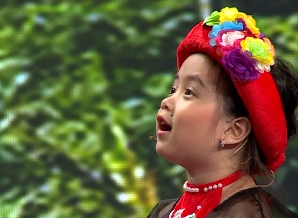 Xuất hiện amp;#34;dì ghẻ nhíamp;#34; 5 tuổi khiến 8 huấn luyện viên cười lăn lộn - 7