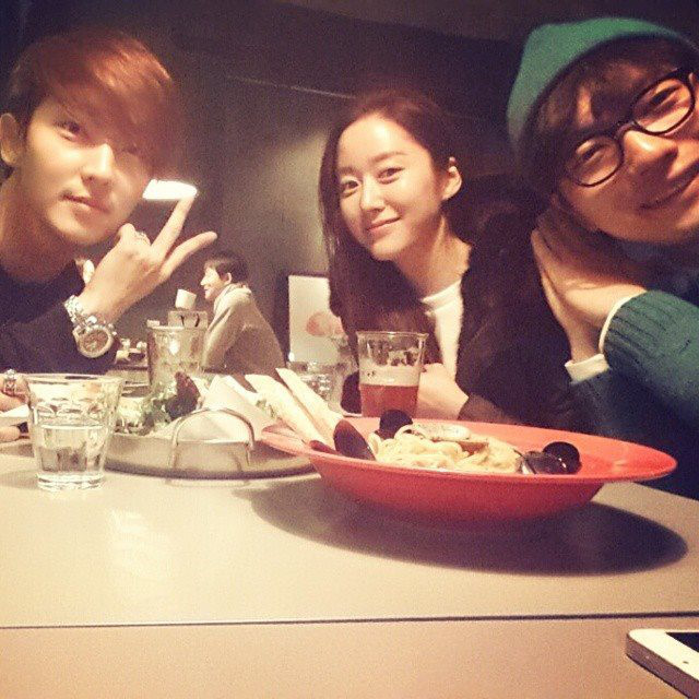 Chán hẹn hò người ngoài ngành, sao Kbiz chuyển sang kết đôi với đồng nghiệp - 6