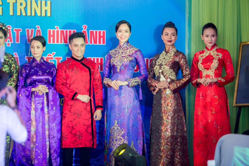 Hoa hậu Thu Hoài đẹp amp;#34;quyền lựcamp;#34; bên Top 5 Hoa hậu Ngọc Quý khi cùng đi nhận giải thưởng - 9