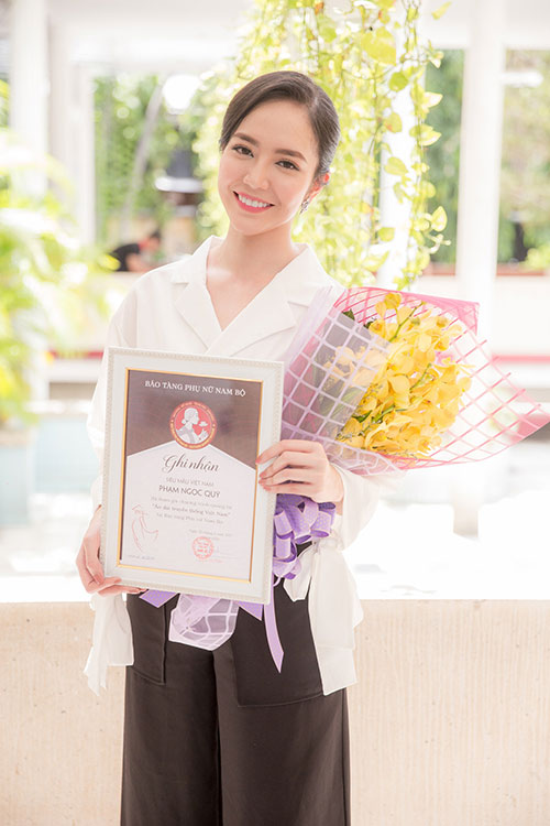 Hoa hậu Thu Hoài đẹp amp;#34;quyền lựcamp;#34; bên Top 5 Hoa hậu Ngọc Quý khi cùng đi nhận giải thưởng - 14