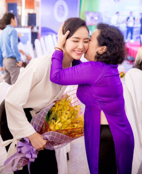 Hoa hậu Thu Hoài đẹp amp;#34;quyền lựcamp;#34; bên Top 5 Hoa hậu Ngọc Quý khi cùng đi nhận giải thưởng - 15