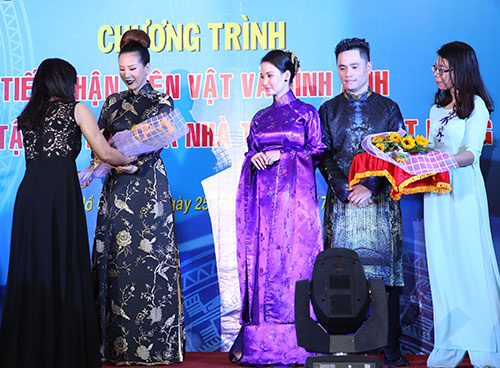 Hoa hậu Thu Hoài đẹp amp;#34;quyền lựcamp;#34; bên Top 5 Hoa hậu Ngọc Quý khi cùng đi nhận giải thưởng - 11