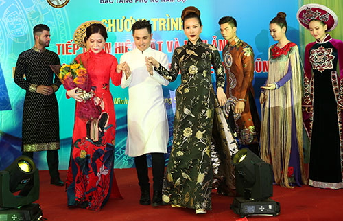 Hoa hậu Thu Hoài đẹp amp;#34;quyền lựcamp;#34; bên Top 5 Hoa hậu Ngọc Quý khi cùng đi nhận giải thưởng - 10