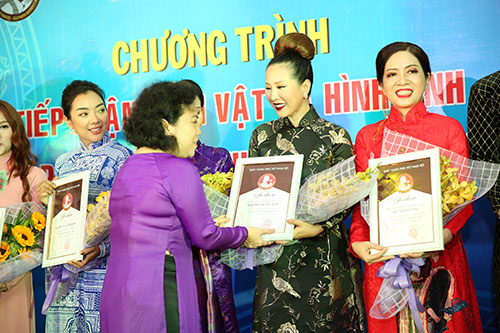 Hoa hậu Thu Hoài đẹp amp;#34;quyền lựcamp;#34; bên Top 5 Hoa hậu Ngọc Quý khi cùng đi nhận giải thưởng - 12