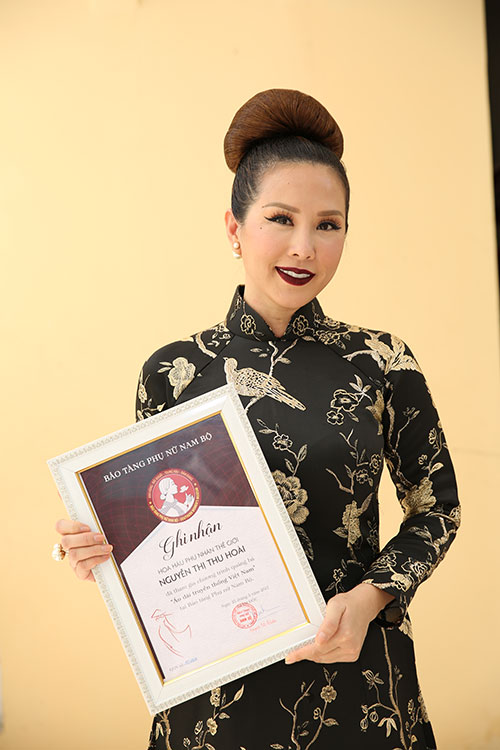 Hoa hậu Thu Hoài đẹp amp;#34;quyền lựcamp;#34; bên Top 5 Hoa hậu Ngọc Quý khi cùng đi nhận giải thưởng - 13