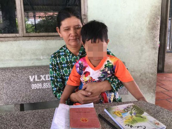 Mẹ bỏ đi, cha không làm được giấy khai sinh cho con - 1