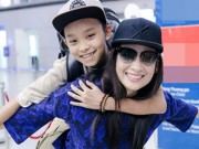 Làng sao - Phi Nhung vui vẻ cõng con nuôi Hồ Văn Cường đùa giỡn tại sân bay