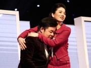 Làng sao - Thần tượng Bolero 2017: Quang Lê khóc như mưa khi nhớ về cha, được Lệ Quyên ôm chặt
