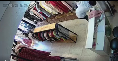 Nhờ thử đồ mua cho bạn gái, nam thanh niên bất ngờ tốc rèm, sàm sỡ nữ nhân viên - 2