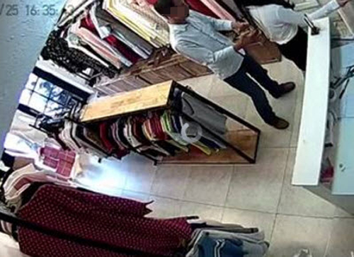Nhờ thử đồ mua cho bạn gái, nam thanh niên bất ngờ tốc rèm, sàm sỡ nữ nhân viên - 1