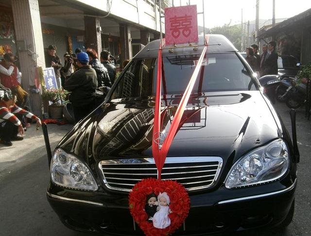 Chú rể mang xe tang đi đón dâu và lí do không ngờ phía sau… - 3