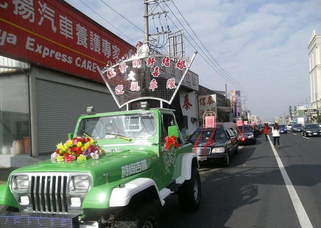 Chú rể mang xe tang đi đón dâu và lí do không ngờ phía sau… - 4