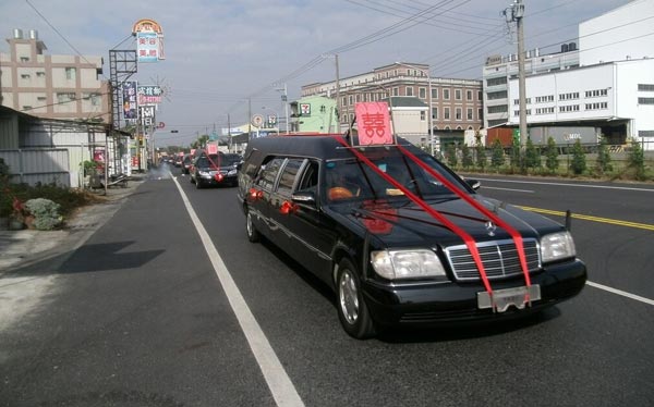 Chú rể mang xe tang đi đón dâu và lí do không ngờ phía sau… - 1