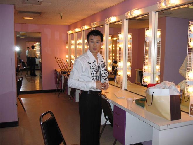 Sao Việt 24h qua: Đàm Vĩnh Hưng tiết lộ hình ảnh tự tay làm áo cho Dương Triệu Vũ - 2