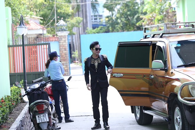 Trường Giang thân thiết ôm eo danh ca Ngọc Sơn khi gặp lại - 1