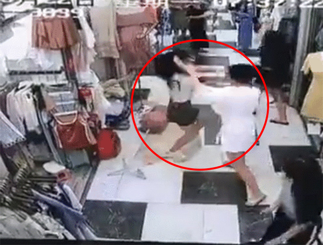 Video: Hai cô gái đánh nhau tan tác chỉ vì tranh giành địa bàn - 1