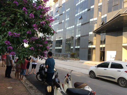 Mẹ khóc ngất bên thi thể con trai 5 tuổi rơi từ tầng 17 chung cư xuống đất - 2