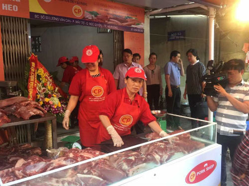 Người phụ nữ bị hắt dầu luyn tại Hải Phòng chính thức chuyển sang bán thịt lợn - 1