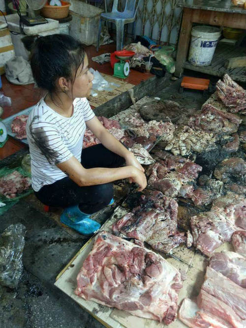Người phụ nữ bị hắt dầu luyn tại Hải Phòng chính thức chuyển sang bán thịt lợn - 2
