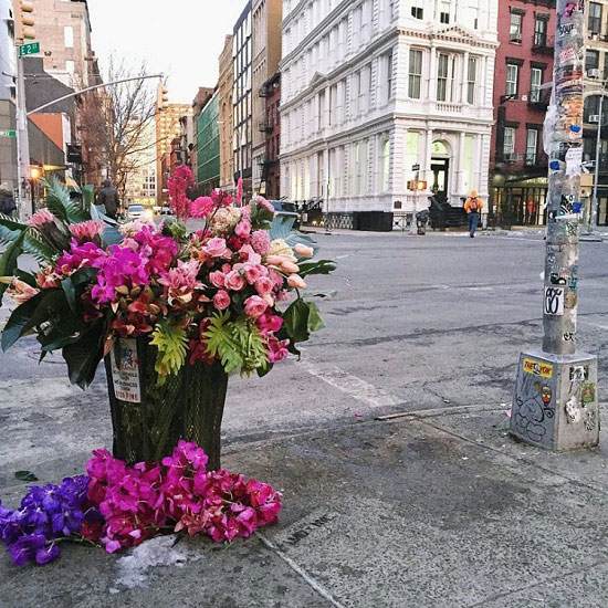 Lạ lùng thùng rác đẹp hơn cả bình hoa trong tiệm giữa đường phố New York - 1