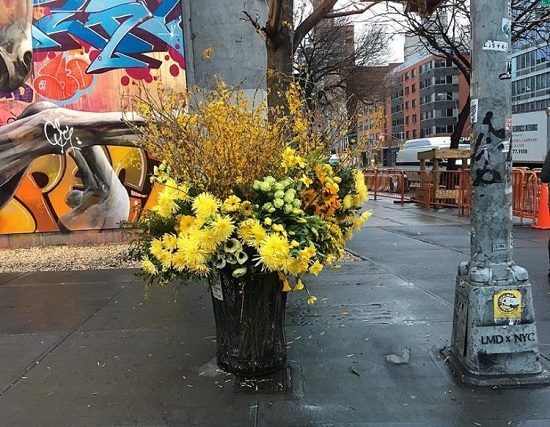 Lạ lùng thùng rác đẹp hơn cả bình hoa trong tiệm giữa đường phố New York - 2