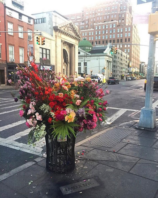 Lạ lùng thùng rác đẹp hơn cả bình hoa trong tiệm giữa đường phố New York - 3
