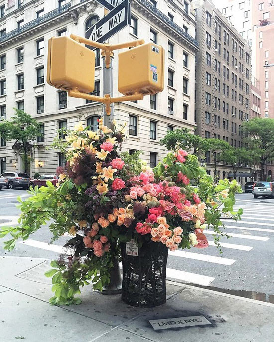 Lạ lùng thùng rác đẹp hơn cả bình hoa trong tiệm giữa đường phố New York - 5