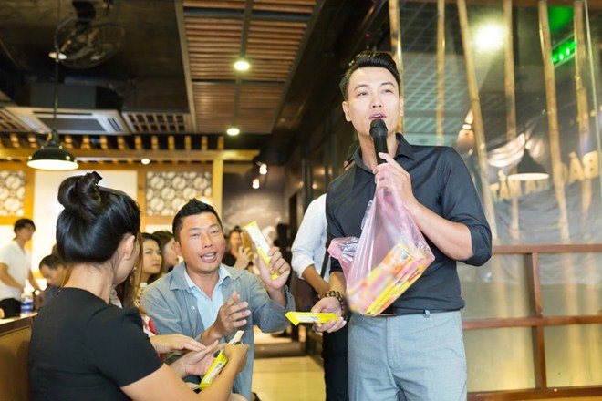 Kinh Quốc đi dép tổ ong, bị nữ đồng nghiệp cưỡng hôn dính son đầy má tại sự kiện phim - 11