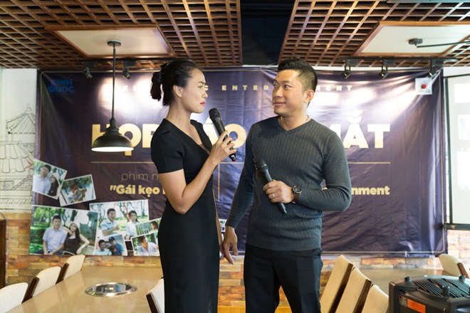 Kinh Quốc đi dép tổ ong, bị nữ đồng nghiệp cưỡng hôn dính son đầy má tại sự kiện phim - 15
