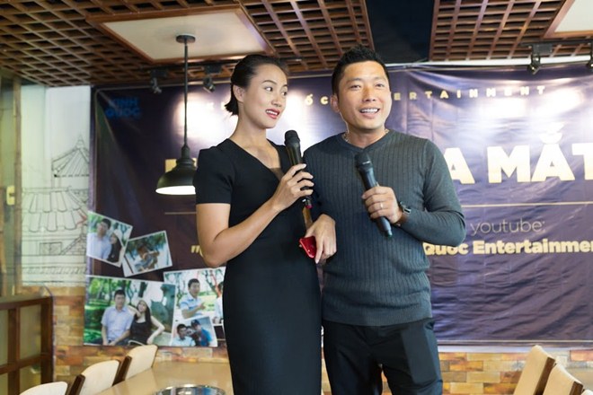 Kinh Quốc đi dép tổ ong, bị nữ đồng nghiệp cưỡng hôn dính son đầy má tại sự kiện phim - 14