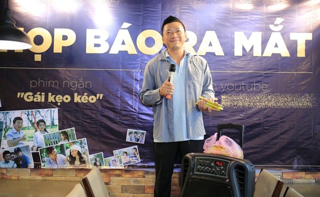 Kinh Quốc đi dép tổ ong, bị nữ đồng nghiệp cưỡng hôn dính son đầy má tại sự kiện phim - 2