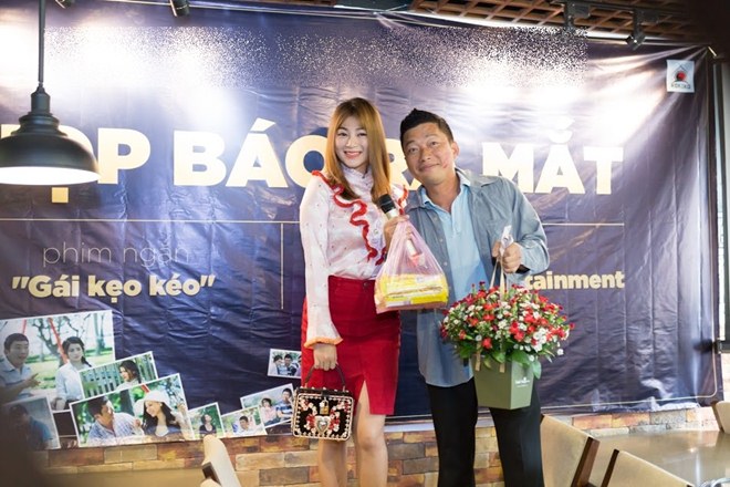 Kinh Quốc đi dép tổ ong, bị nữ đồng nghiệp cưỡng hôn dính son đầy má tại sự kiện phim - 7