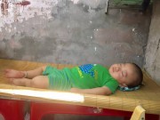 Làm mẹ - Bé trai ngủ trên vỉa hè nhiều tháng nay và câu chuyện đầy xúc động phía sau đó