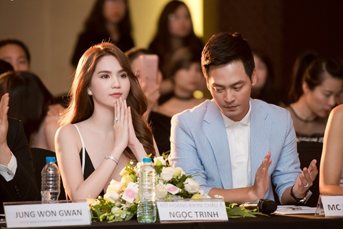 Ngọc Trinh hở bạo, amp;#34;quyến rũamp;#34; MC Phan Anh tại sự kiện - 11