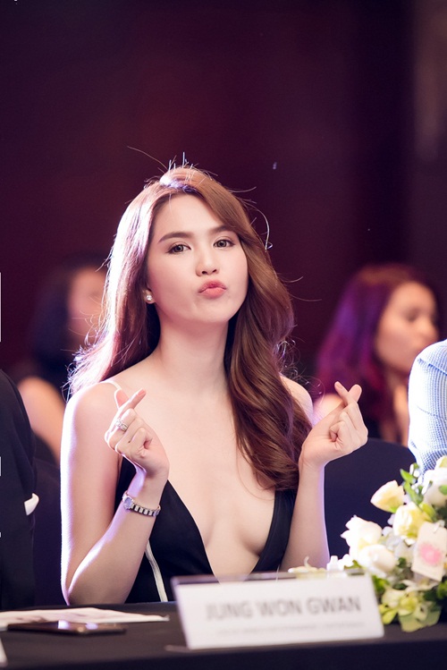 Ngọc Trinh hở bạo, amp;#34;quyến rũamp;#34; MC Phan Anh tại sự kiện - 7