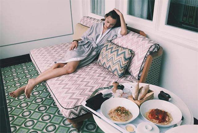 Sao Việt 24h qua: Hồ Ngọc Hà tự gọi mình là amp;#34;béamp;#34;, khoe vẻ nhắng nhít ở Hội An - 10