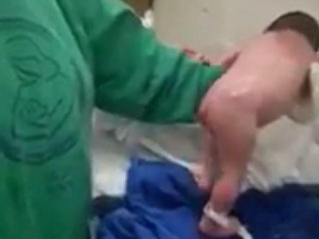 Khoảnh khắc bé gái biết đi chỉ vài phút sau khi chào đời hút 50 triệu lượt xem