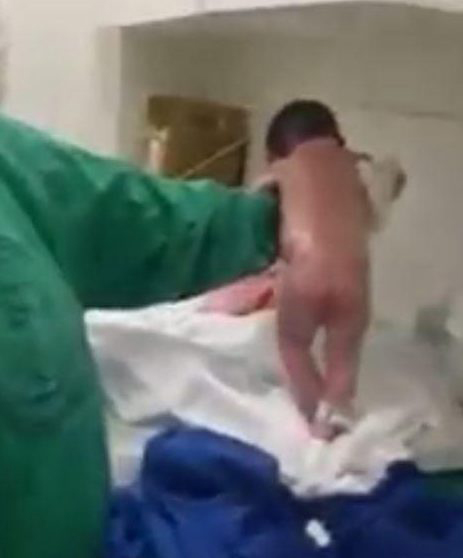 Khoảnh khắc bé gái biết đi chỉ vài phút sau khi chào đời hút 50 triệu lượt xem - 2