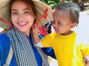 Làng sao - Phạm Hương đeo khăn rằn, thân thiện vui đùa bên trẻ em Kenya