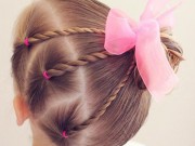 Làm mẹ - Trọn bộ 20 kiểu tóc mùa hè cho bé gái dễ thực hiện, bé vừa xinh lại vừa mát mẻ