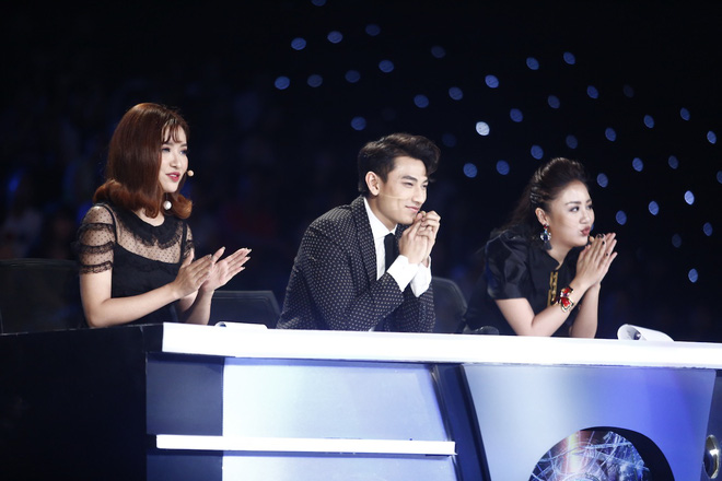 TV Show: HLV Thần tượng Bolero đầm đìa nước mắt; Giọng ca nhí Quang Linh amp;#34;gây sốtamp;#39; - 8