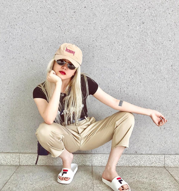 Hè đến, dép lê sang chảnh vẫn amp;#34;được lòngamp;#34; các sao Việt - 9