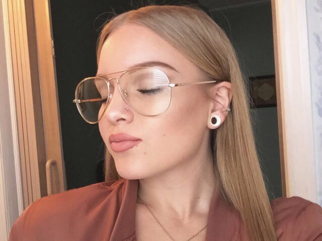 Kính râm màu mè hết thời rồi, kính mắt trong mới nổi nhất hè này