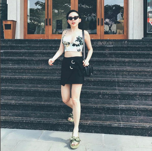 Hè đến, dép lê sang chảnh vẫn amp;#34;được lòngamp;#34; các sao Việt - 2