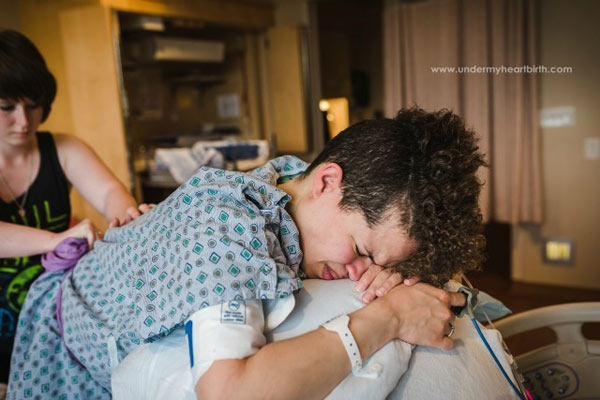 Ca sinh thường đầy cảm xúc “ngọt lịm” của 2 bà mẹ đồng tính - 1