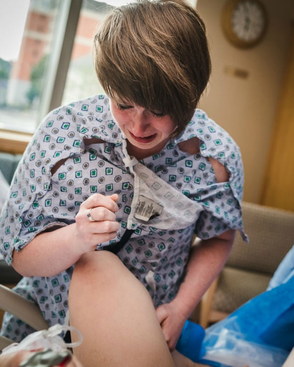 Ca sinh thường đầy cảm xúc “ngọt lịm” của 2 bà mẹ đồng tính - 2