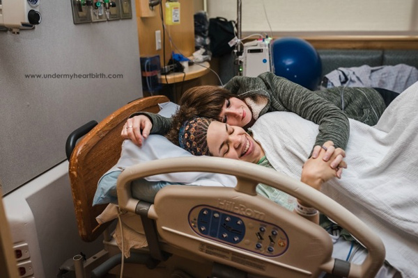 Ca sinh thường đầy cảm xúc “ngọt lịm” của 2 bà mẹ đồng tính - 3