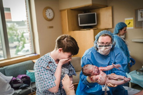 Ca sinh thường đầy cảm xúc “ngọt lịm” của 2 bà mẹ đồng tính - 4