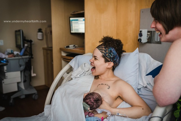 Ca sinh thường đầy cảm xúc “ngọt lịm” của 2 bà mẹ đồng tính - 6